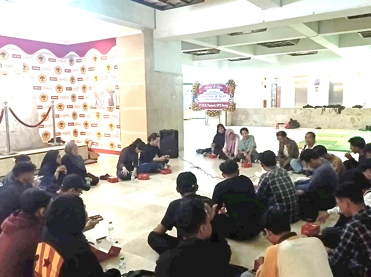 Seni sebagai Suara Perlawanan: Praktikum Gersospol UNTAG Surabaya Hidupkan Kritik Sosial Lewat Puisi