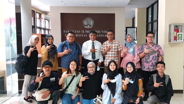 IA Fikom Unpad dengan Prodi Ilmu Komunikasi Untag Surabaya