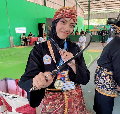 Insah Mujahidah - Juara 1  kategori solo kreatif putri dalam Pencak Silat Yonif Raider 503 Mojokerto