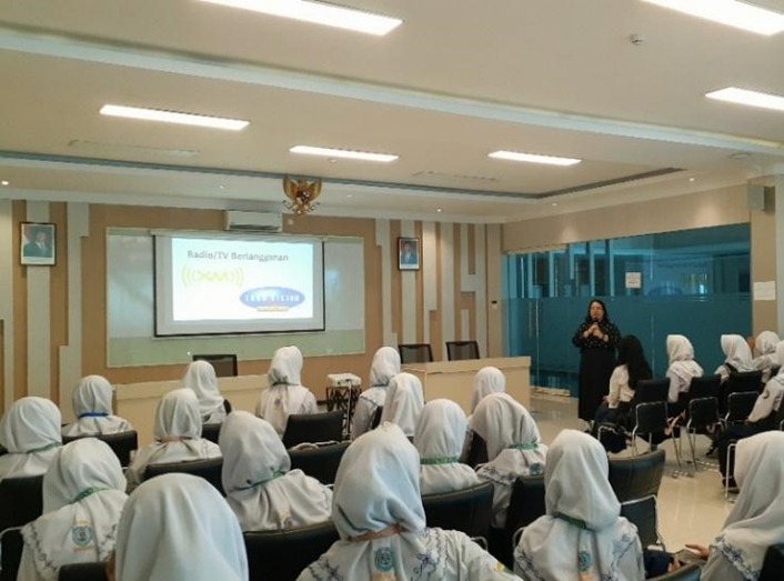 Siswa SMPN 41 Surabaya Belajar Langsung di Dunia Media, Gali Ilmu Penyiaran TV dan Radio Secara Lang