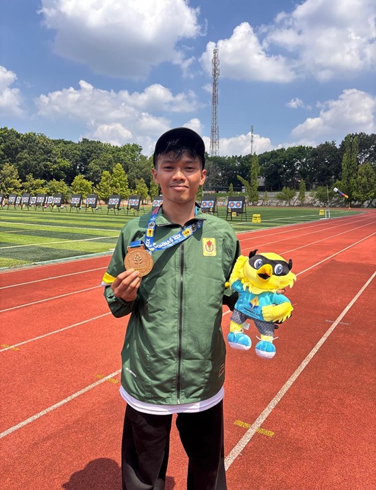 Fokus dan Ketepatan Antar Faris Ardiansyah Raih Emas Panahan di POMNAS 2025