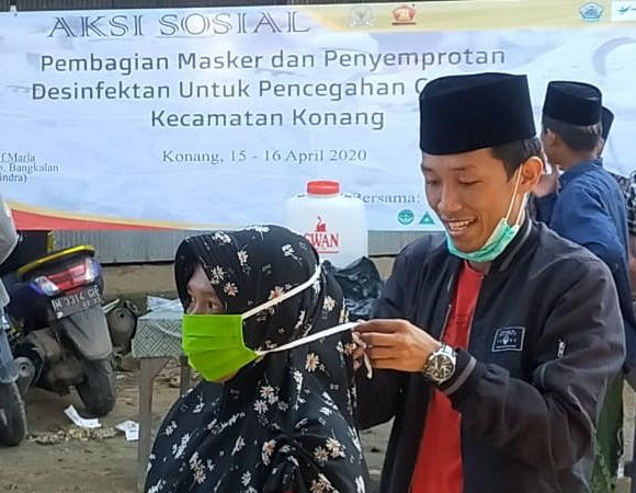 Alumni Komunikasi dan Anggota DPRD Bangkalan Samsol Bagikan Masker Gratis ke Pedagang Pasar